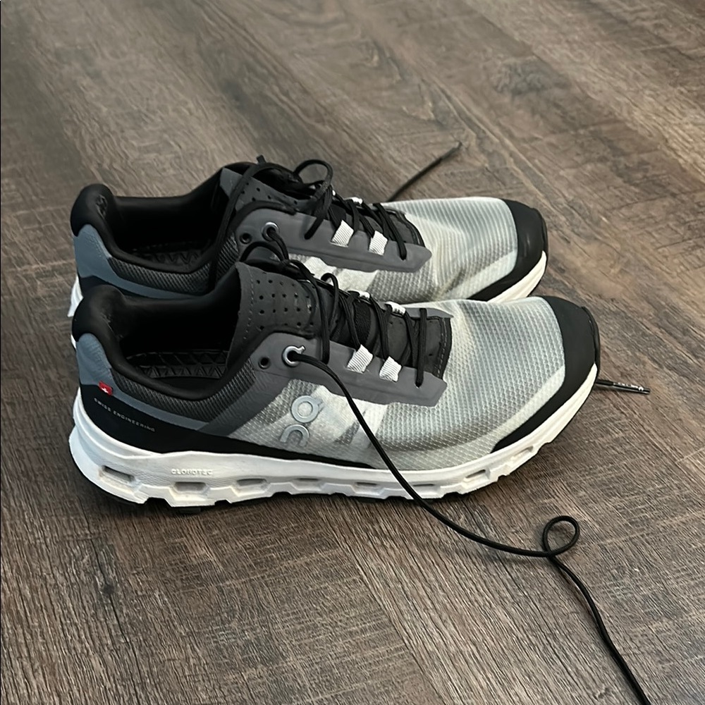 On Running Cloud Vista Women’s Black and White Athletic Shoes size 8.5